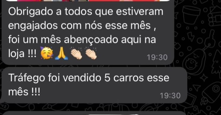 Mensagem de cliente confirmando cinco veículos vendidos por meio do tráfego